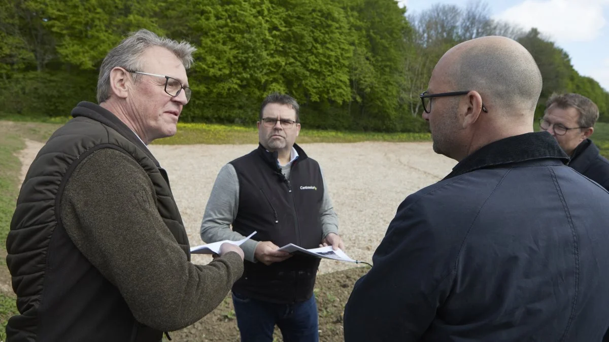 Næstformanden og formanden for L&F Centrovice Lars Iversen (tv) og Torben L. Povlsen forklarer fødevareminister Rasmus Prehn om filtermatrice-anlæggets effektive rensning af drænvandet fra 88 ha opland. Til højre Nyborgs borgmester Kenneth Muhs. Foto: Erik Hansen

