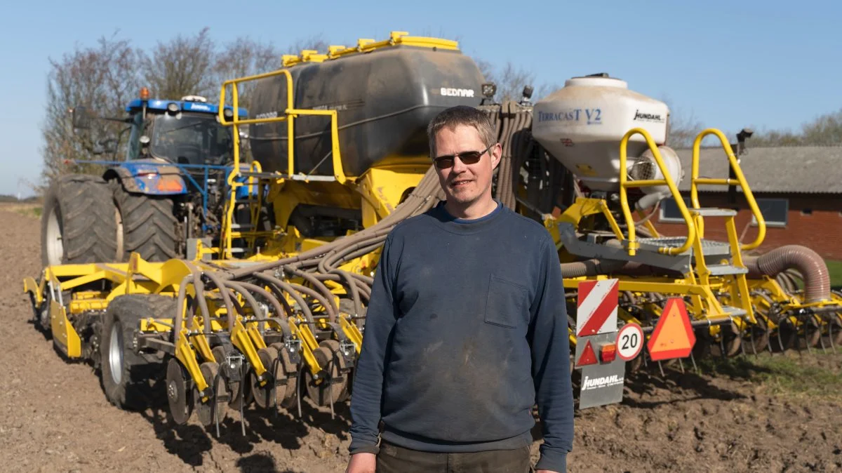 Ib Skovgaard, der er planteavler ved Roslev, har sammen med en nabo investeret i en Omega 6000-såmaskine fra Bednar for at samså med gødning og spare arbejdstid.