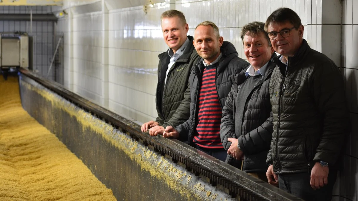 På maltfabrikken i Haderslev ses samarbejdspartnerne fra venstre, indkøbschef Mogens Lassen, Fuglsang, direktør Bo Jensen, Agro-Alliancen, brygmester Henning Fuglsang samt direktør Hans Otto Ewers, Brødr. Ewers. Foto: Jacob Teilmann Andersen