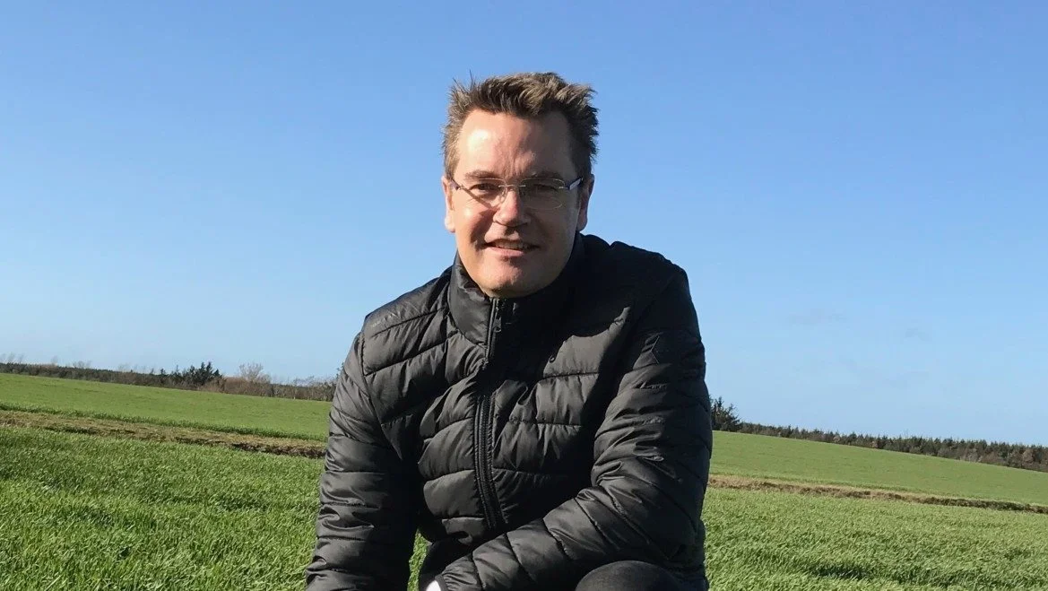 - Rugen skal sås ensartet i to centimeters dybde. Ikke i fire centimeter eller uens over marken. Det er nemlig vigtigt, at rugen vokser og går i blomst på én gang over hele marken, påpeger Jacob Willas, KWS. 