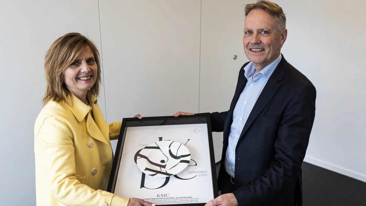 Mette Jasper Gammicchia, der er formand for bestyrelsen for Dansk Fødevare Forum og afdelingsleder hos Landbrug & Fødevarer, stod for at overrække ”Den Dybe Tallerken” til Jesper Burgaard, administrerende direktør for KMC. Foto: L&F