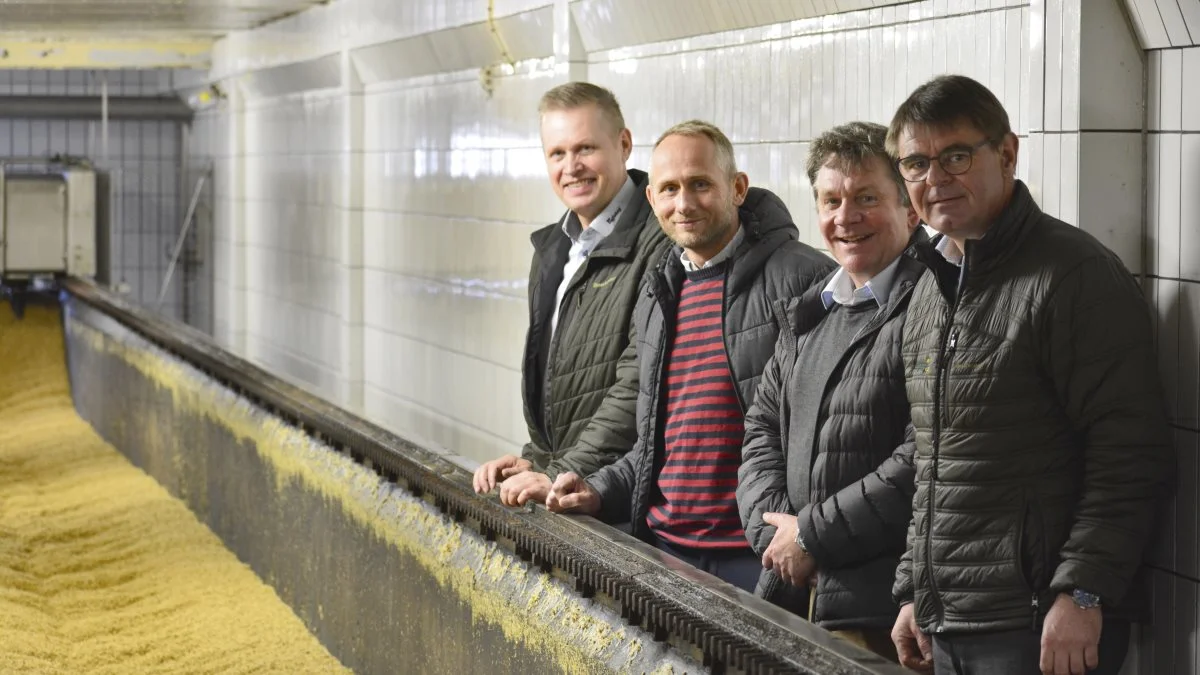 På maltfabrikken i Haderslev ses samarbejdspartnerne fra venstre, indkøbschef Mogens Lassen, Fuglsang, direktør Bo Jensen, Agro-Alliancen, brygmester Henning Fuglsang samt direktør Hans Otto Ewers.

