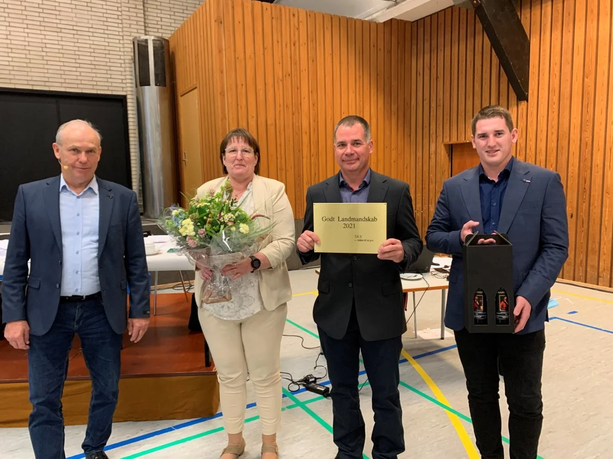 John Nielsen, formand for DLS (til venstre), overrakte på foreningens generalforsamling prisen »Godt Landmandskab 2021« til Henrik Rasmussen, der på billedet er omgivet af sin kone, Lisbeth, og sønnen Andreas. Foto: Jesper Hallgren