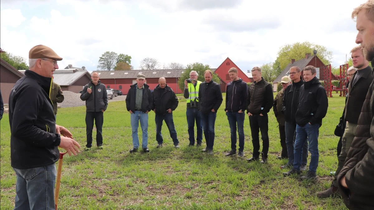 Godt 60 deltagende landmænd var onsdag på en heldags temadag for interesserede - men skeptiske - CA-dyrkere. Her fortæller værten Søren Ilsøe om sin direkte såede vårbyg. Fotos: Jørgen P. Jensen