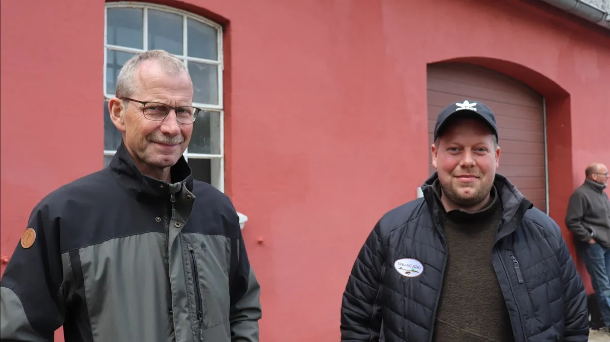 Fynske landmand Jacob Rasmussen (th) er sammen med sin far, Kristian Rasmussen, med til temadag om CA. - Vi driver to markbrug på henholdsvis 300 og 550 hektar under ét. Vi startede med reduceret jordbehandling i 2015, og det bliver stadig mere og mere. Jorden bliver mere dyrkningssikker og drænende. Vi sparer tid og måske snart CO2, som gerne må give os landmænd ny goodwill, siger Jacob Rasmussen.