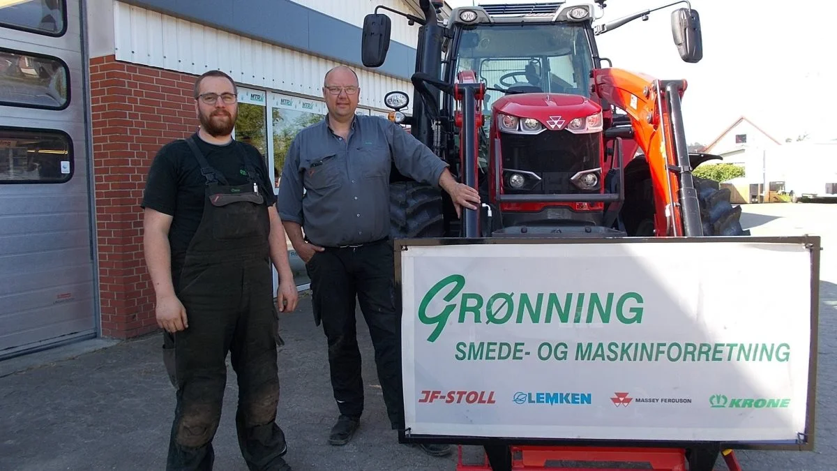 Claus Marcussen (tv) og Peter Mejlhede fra Grønning Smede og Maskinforretning vil fortsat sælge og servicere Massey Ferguson. Nu som områdeforhandler for Hjallerup Maskinforretning.