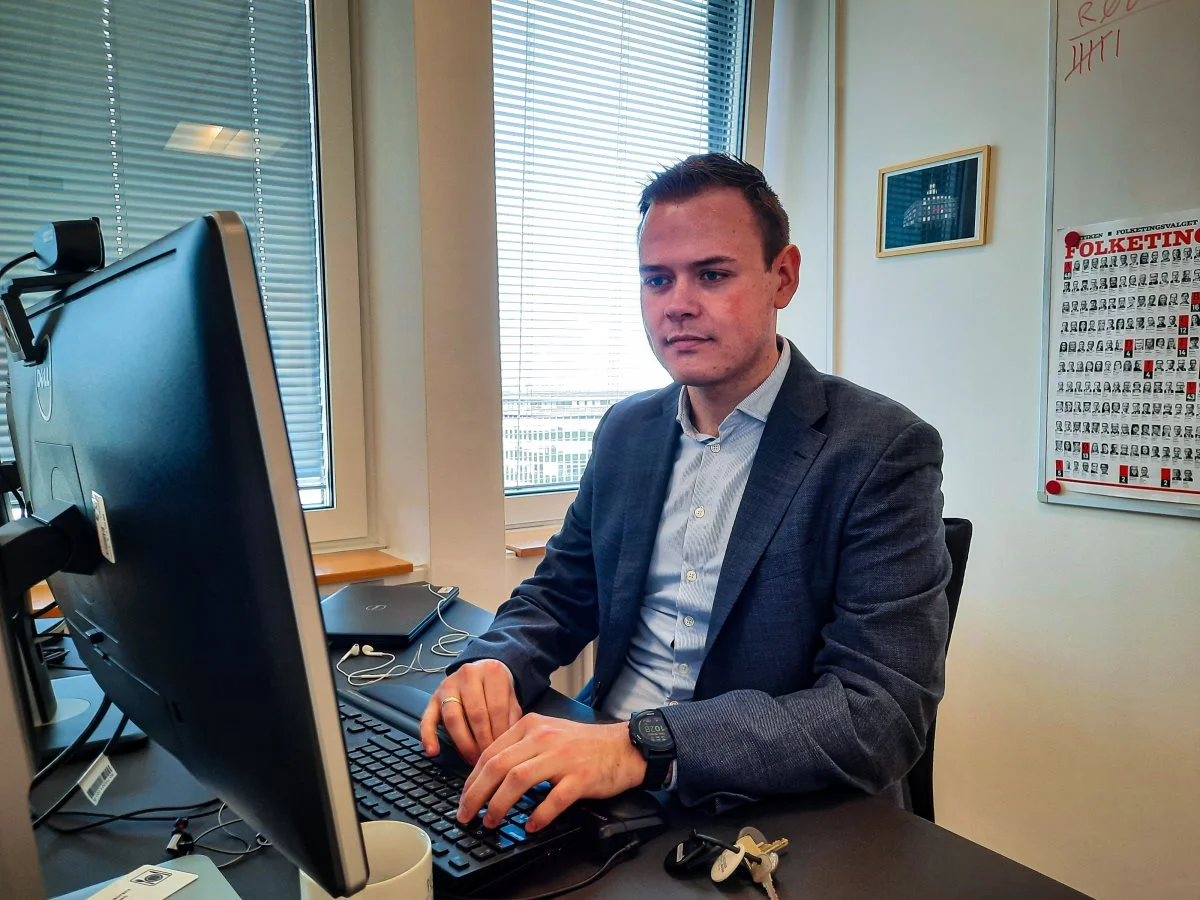 Spørger man Chris, er ikke én dag den samme, når man arbejder med den brede pallette, der er landbrug- og fødevarepolitik. Foto: Victor Juul Grønbæk