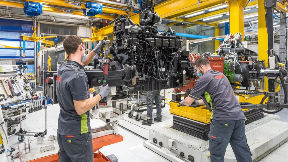 Claas-koncernen har i dag genåbnet traktorfabrik i Le Mans i Frankrig efter en totalrenovering. Målet var at modernisere fabrikken til »Future Factory«, hvor Claas tog et kvantespring ind i fremtiden, blandt andet ved fuldstændig at fornye samlebåndet og indføre en række digitaliseringer på hele fabriksanlægget. Investeringer gennem de sidste tre år er løbet op i 40 millioner euro.