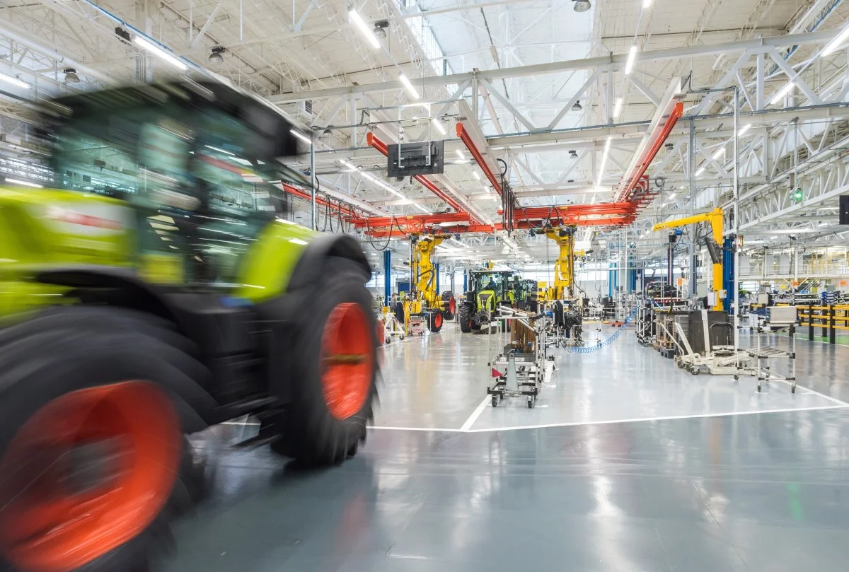 I fremtiden vil den nye, moderniserede Le Mans-fabrik producere 60 traktorer om dagen. På årsbasis svarer det til en årlig produktionskapacitet på 13.000 traktorer sammenlignet med omkring 10.000 traktorenheder på det tidligere fabriksanlæg.