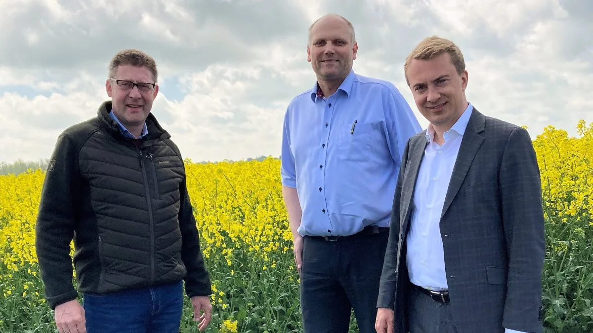 Lars Langskov Nielsen, Morten Simonsen og Morten Messerschmidt var på tur i marken på Lykkeslund – netop i disse dage blomstrer rapsen og præger landskabet.