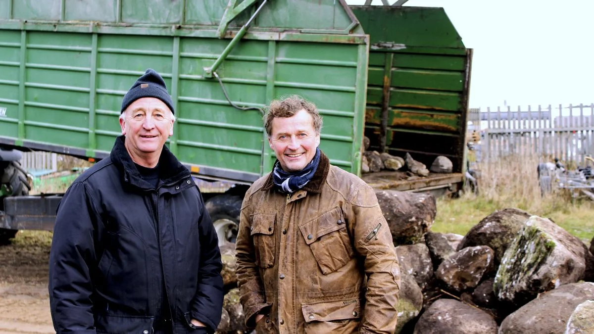 Formand for Limfjordsrådet Jens Lauritzen (t.v.) og formand for Agri Nord, Carl Chr. Pedersen, ses her i 2016 i forbindelse med indsamlingen af sten til stenrevsprojektet.