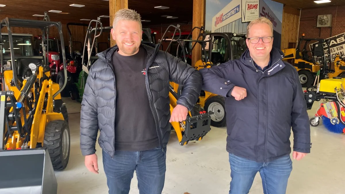 Så er det en aftale. Indehaver af Veggerslev ApS, Mads Bonde Andersen, der ses til venstre, og brandmanager Allan Helms fra Helms TMT-Centret A/S havde de store smil fremme, da aftalen om Veggerslev som ny Schäffer-forhandler var faldet på plads. Bag dem ses en fabriksny Schäffer 2428-læssemaskine, som Veggerslev allerede har solgt.