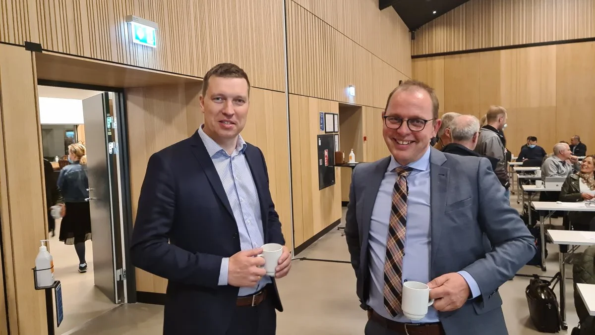 For første gang kunne fjerkræavlerne under Landbrug & Fødevarer møde L&F-formand Søren Søndergaard (t.v.) fysisk. Her ses han sammen med formand for fjerkræsektionen under L&F, Martin Hjort Jensen. Foto: Henning Andersen