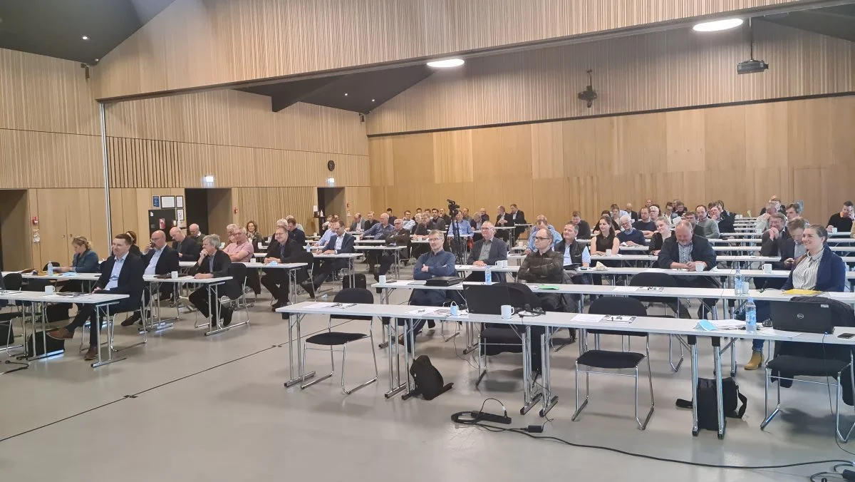 Der blev holdt god afstand ved årsmødet i L&F Fjerkræ, hvor små 100 deltagere havde fundet vej til Vingstedcenteret udenfor Vejle. Foto: Henning Andersen