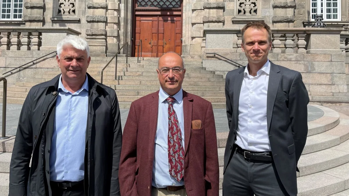 Viceformand i L&F, Thor Gunnar Kofoed (t.v), her sammen med professor João Ferreira og L&F's miljødirektør Anders Panum under onsdagens besøg på Christiansborg.