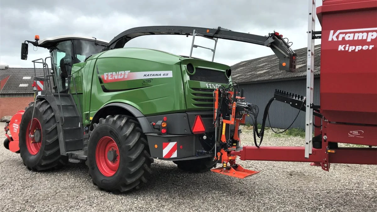 Tjele Gods har netop investeret i en Fendt Katana-finsnitter, der er udstyret med Siwi Combi-Hitch. Via Combi-Hitchen trækker Fendt-finsnitteren selv en stor frakørselsvogn igennem marken og sætter den fyldte vogn af på forageren for at tilkoble en ny tom frakørselsvogn hurtigt og nemt.
