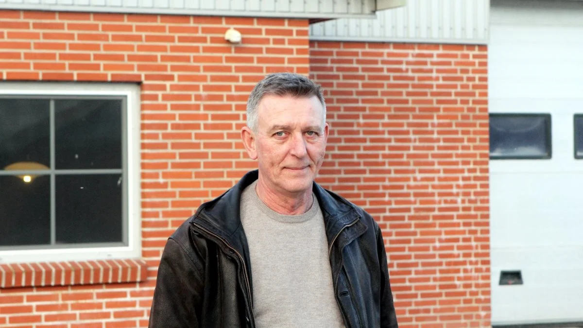 - Vi kan gøre meget med vores ventilationsanlæg og med overbrusning. Men ved høje udendørstemperaturer, er det svært at tvinge temperaturen ned i stalden, lyder det fra Jens Peter Hansen fra Lallemand Nordic.