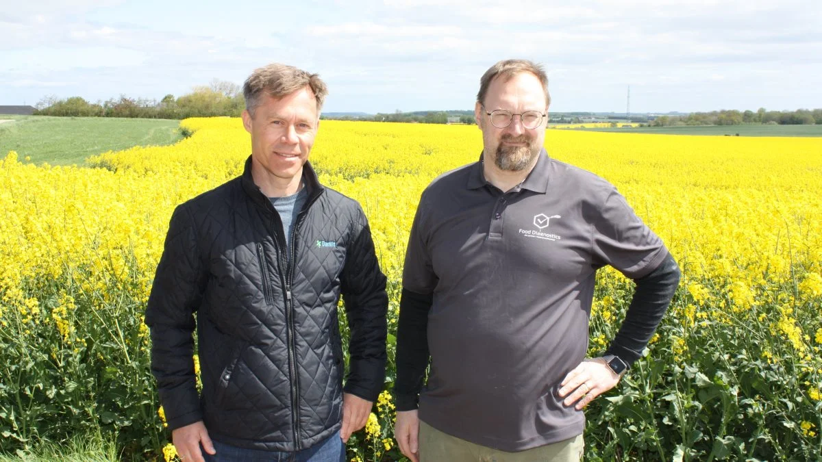 Food Diagnostics har indgået et samarbejde med DanVit om salg af ECA-anlæg til svinestalde. Her ses salgschef hos DanVit, Karsten Nordestgaard Andersen og Food Diagnostics’ direktør Tonny Nielsen (th).