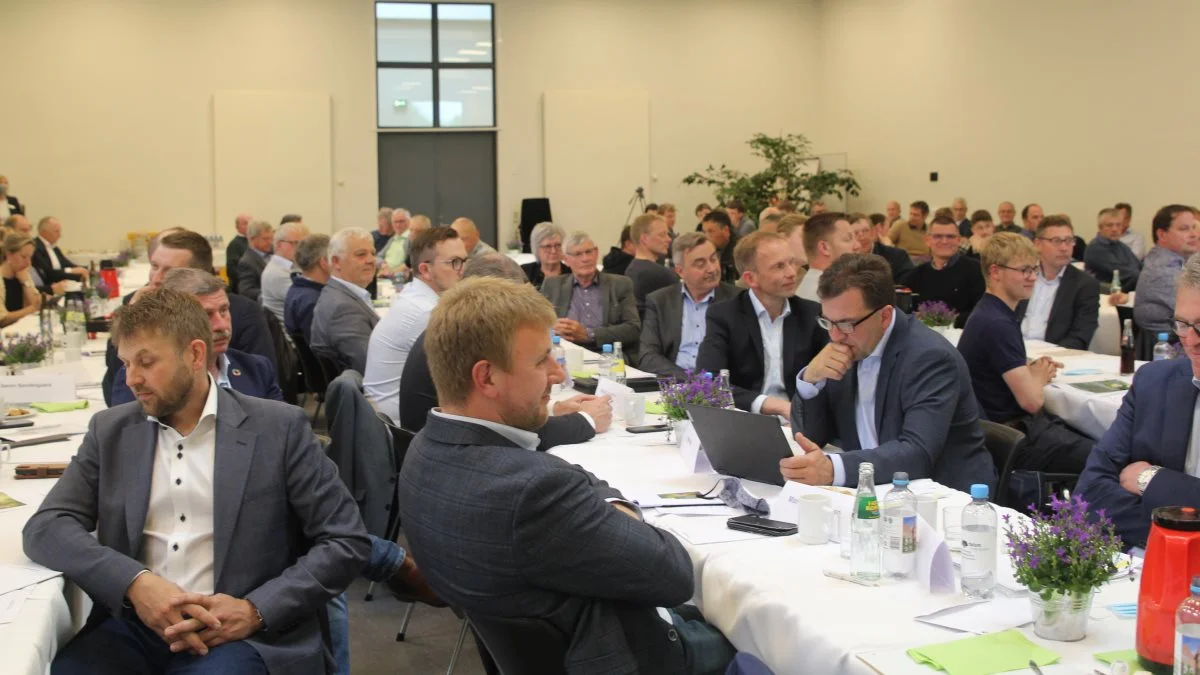 Knap 100 medlemmer og landbrugsskoleelever var onsdag aften samlet på Dalum Landbrugsskolen til landboforeningen L&F Centrovice’s generalforsamling. Foto: Henriette Lemvig

