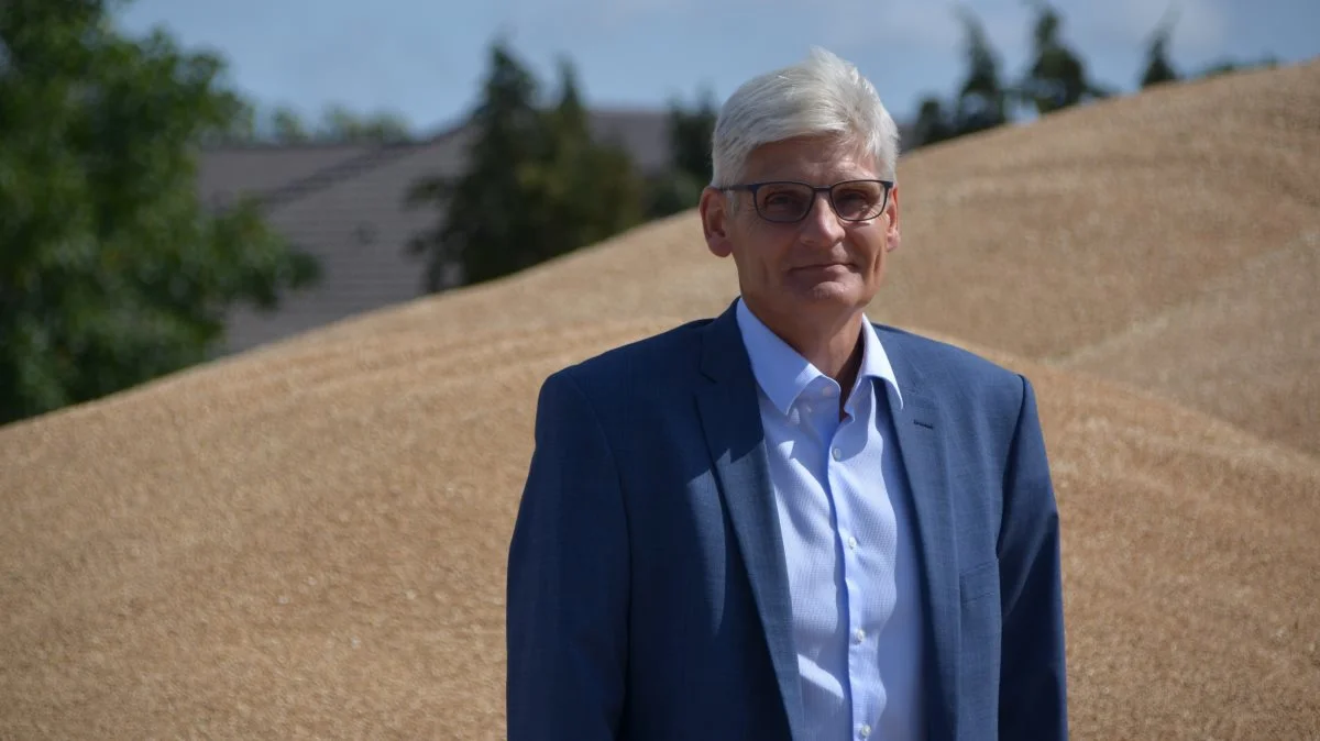 Henning Fogh, direktør i Danish Agro, er meget tilfreds med, at effektiviseringer og optimerede processer giver kontante fordele til landmændene.