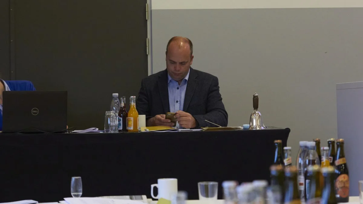 Formanden for Landboforeningen Limfjord havde forventet en fusion, men medlemmerne gav ikke nok ja-stemmer og generalforsamlingen blev suspenderet. Formanden var hurtig til at give de ventende formænd i Lemvig og Thy besked. Foto: Tenna Bang