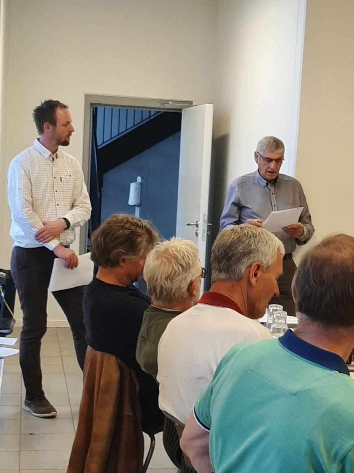 Karl Johan Thomasen (bagerst til højre) aflagde for sidste gang beretning som formand for Ø. Ø. Halm. Stående til venstre er det Andreas Jeppesen, medlem af bestyrelsen, der varetog rollen som dirigent på generalforsamlingen.