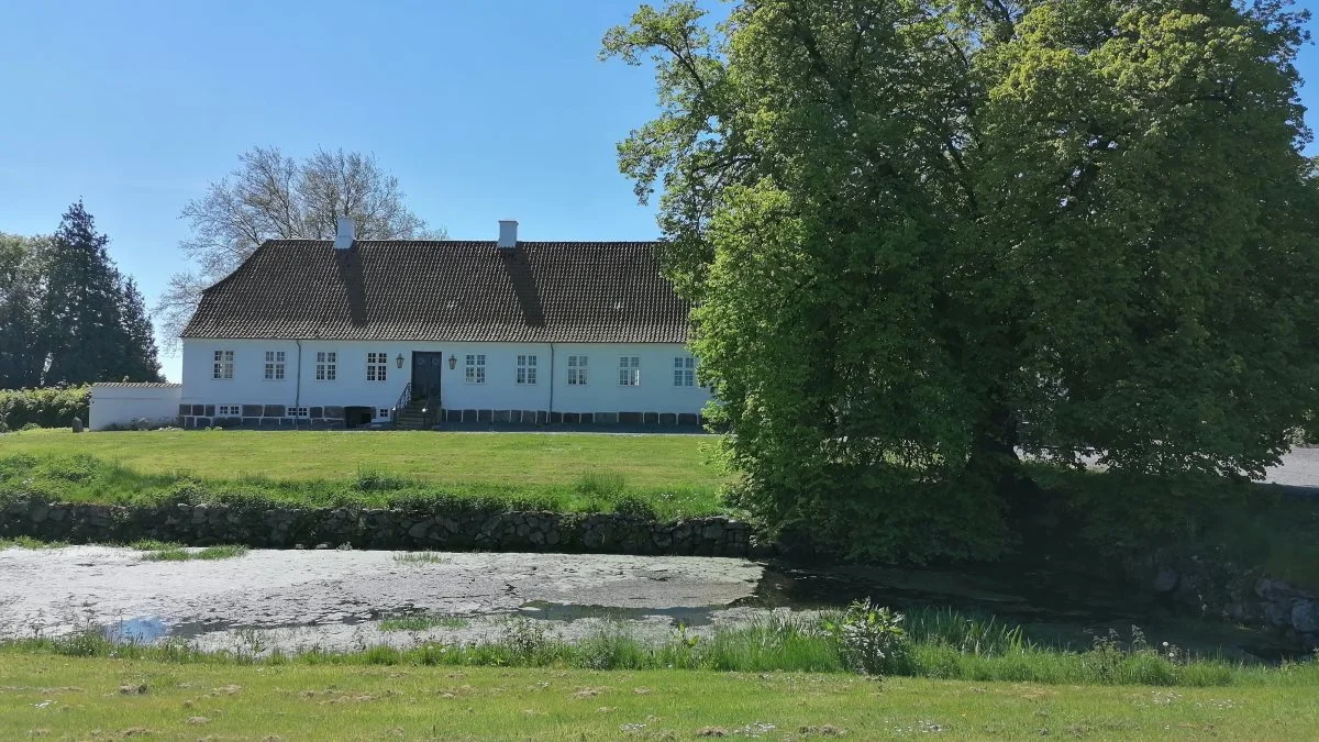 Klingstrup Hovedgaard i Skårup drives af Jørgen Schiøttz-Christensen og hans søn, der er henholdsvis tredje og fjerde generation på ejendommen. Der drives 595 hektar økologisk planteavl i denne sæson.
