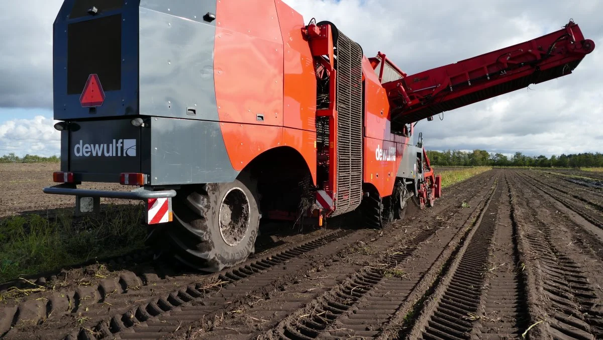 Det har taget lang tid at kunne få tilladelse til at køre med bæltekøretøjer, som for eksempel en kartoffeloptager med dispensation under regler for særtransport. Men det skal der laves om på, lyder det fra Færdselsstyrelsen.