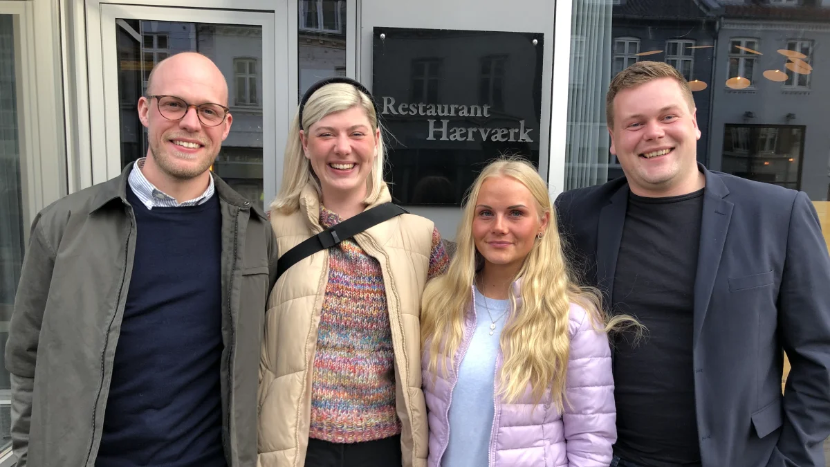 De fire unge ambassadører for landbruget, som kan følges på Instagram-profilen @derforlandmand, er (fra venstre) Andreas Krogh, Emilie Qvist Kjærgaard, Stella Lund og Jacob Boisen. Foto: Økologisk Landsforening