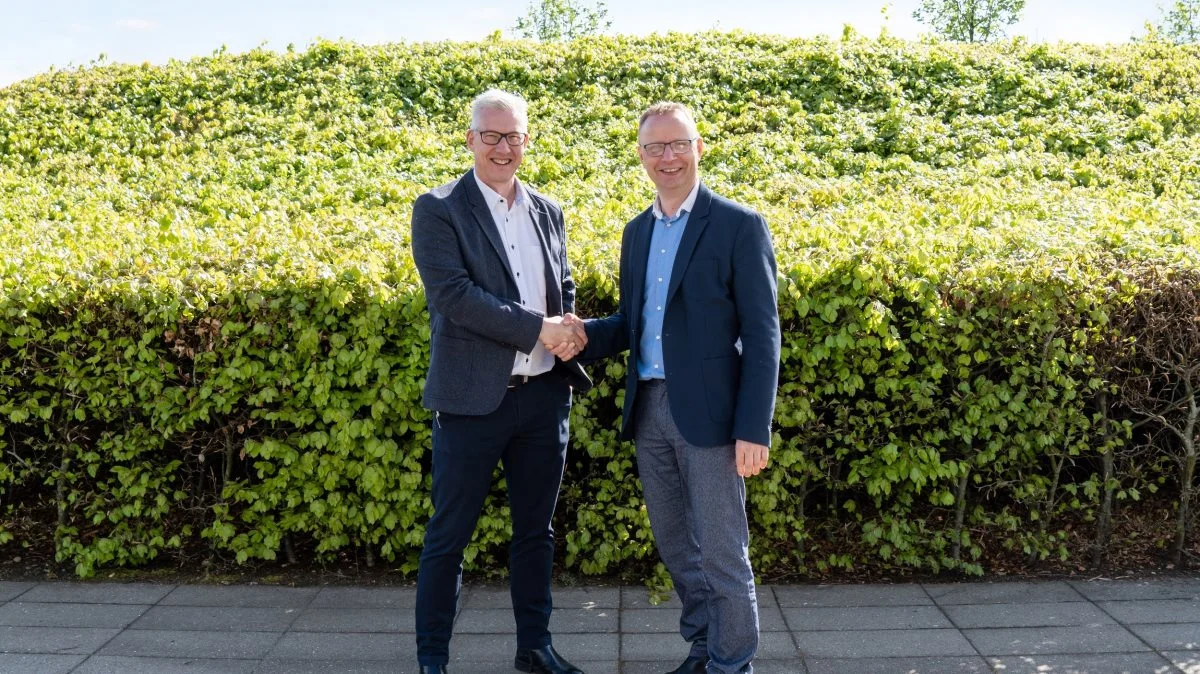 Direktør i LandboGruppen JYSK, Jørn Lauritsen(tv.) ønsker Lars Bukhave(th.) tillykke med den nye afdeling af LandboGruppen SYD i Sønderborg.

