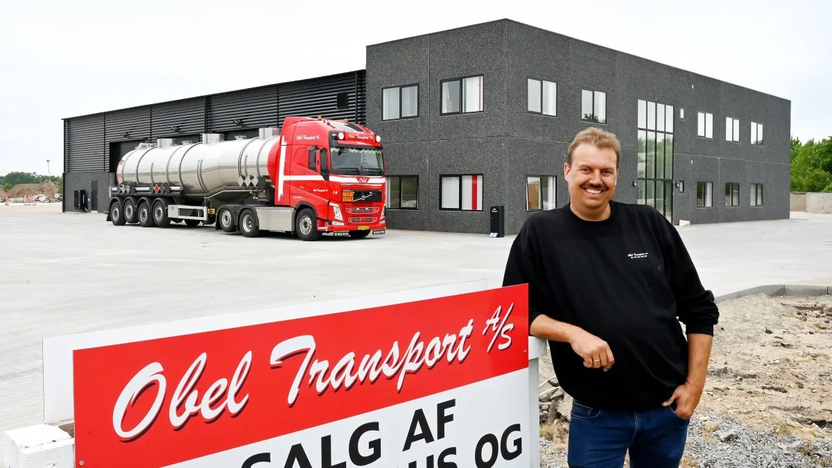 Peter Obel, indehaver af Obel Transport, foran firmaets nye domicil i Kalundborg.