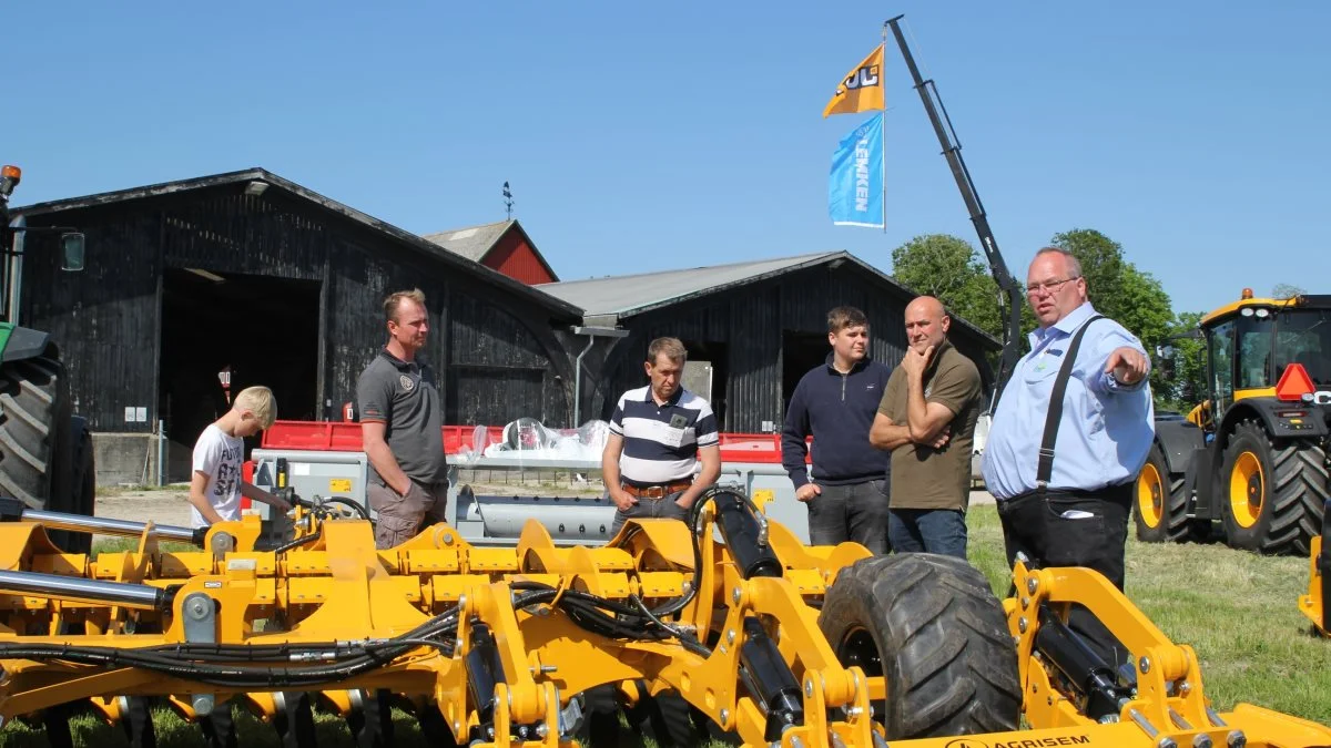 
Første stop på FMR Roadshow ’21 var nær Stokkemarke på Lolland, hvor de fremmødte blandt andet kunne møde Thomas Nielsen fra FMR Maskiner (til højre), der er ekspert i produkterne fra Agrisem. Foto: Jesper Hallgren 