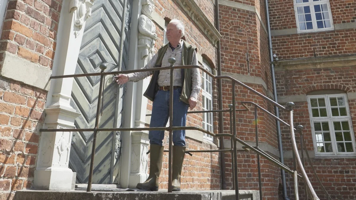 Stig Bille Brahe Selby, som er fjerde generation på Rønningesøgaard, er på hovedtrappen, som er omkranset af en portal med relief af slottets bygherre i 1596, Casper Markdanner og dennes hustru. 