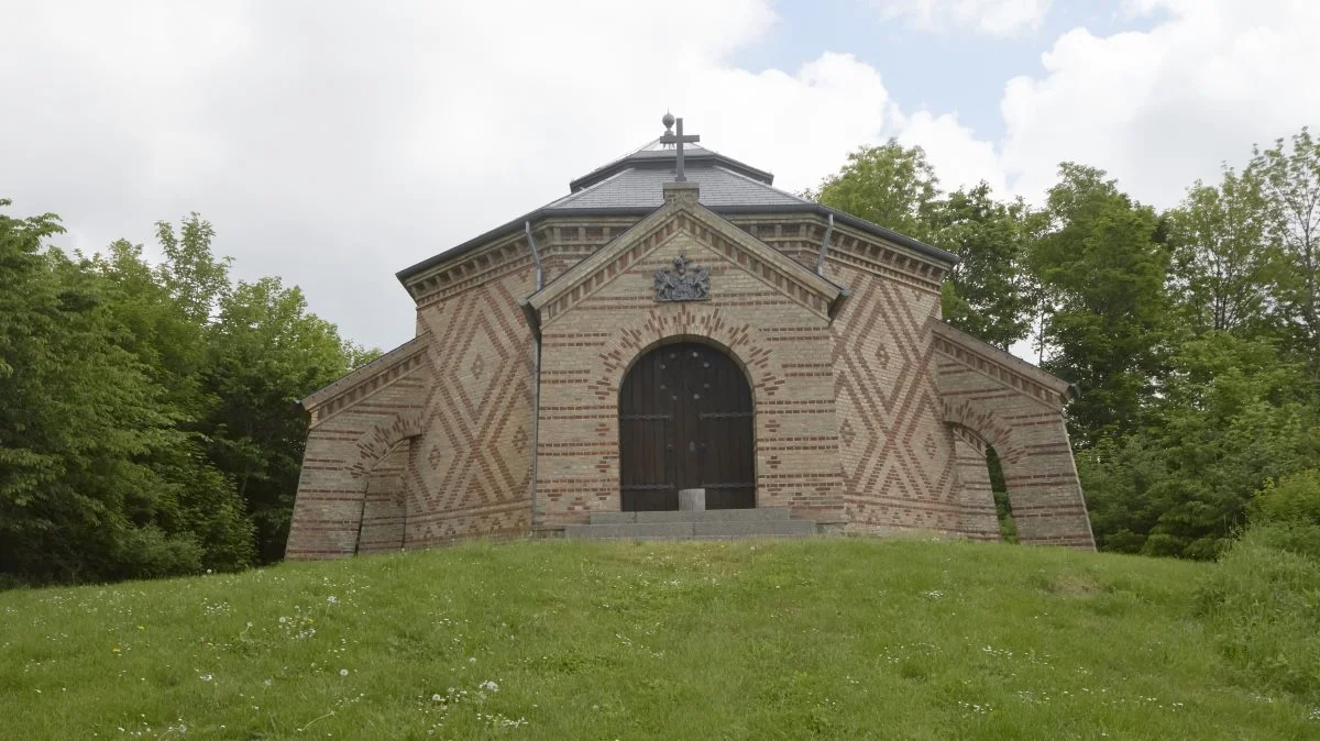For ti år siden blev det forfaldne mausoleum i Rønningesøgaard-skoven renoveret for fem millioner kroner fra Kulturstyrelsen og Realdania. 