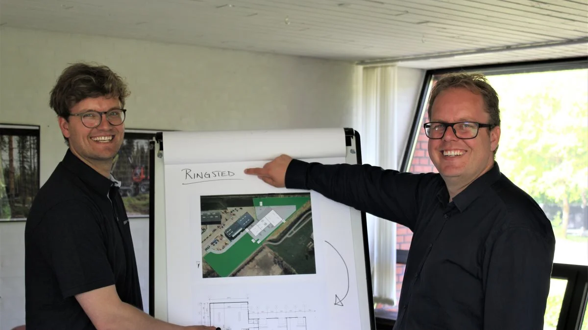 Fra venstre ses Jakob og Allan Helms, partnere i Helms TMT-Centret A/S, under planlægningen af de sidste detaljer i firmaets kommende sjællandske domicil. Pressefoto