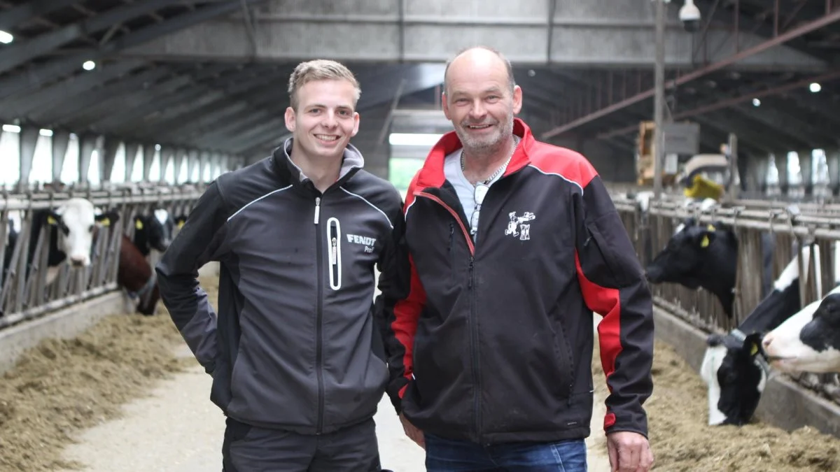Simon Berends (th) og hans søn Leander (tv) glæder sig over, at malkebesætningen igen er på ret køl efter et stort varmeknæk sidste år. Fotos: Christian Carus