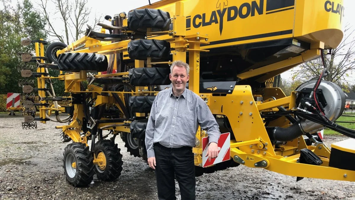 Der er kommet mange forskellige direkte såmaskiner på markedet de senere år. Men interesserer man sig for direkte såning, er det svært at komme uden om engelske Claydon og Steen Olesen, der har solgt Claydon såmaskiner i Danmark de sidste 8 år. Nu arbejder han som sælger og medejer af Ølgod Maskinforretning, der også er importør.