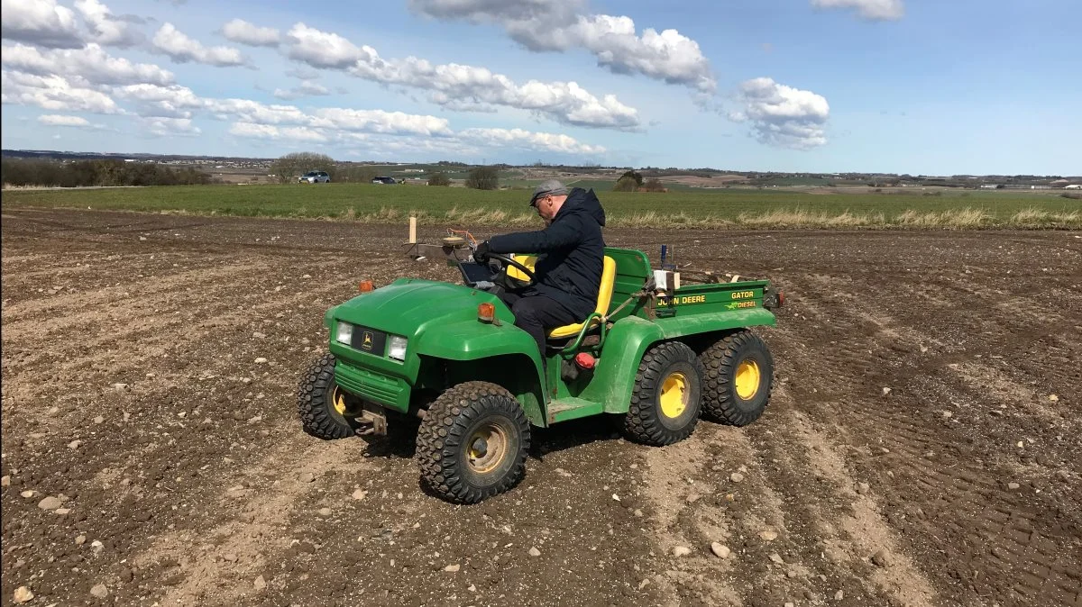 Der køres med RTK-GPS over marken og tages løbende billeder med specialudstyr.