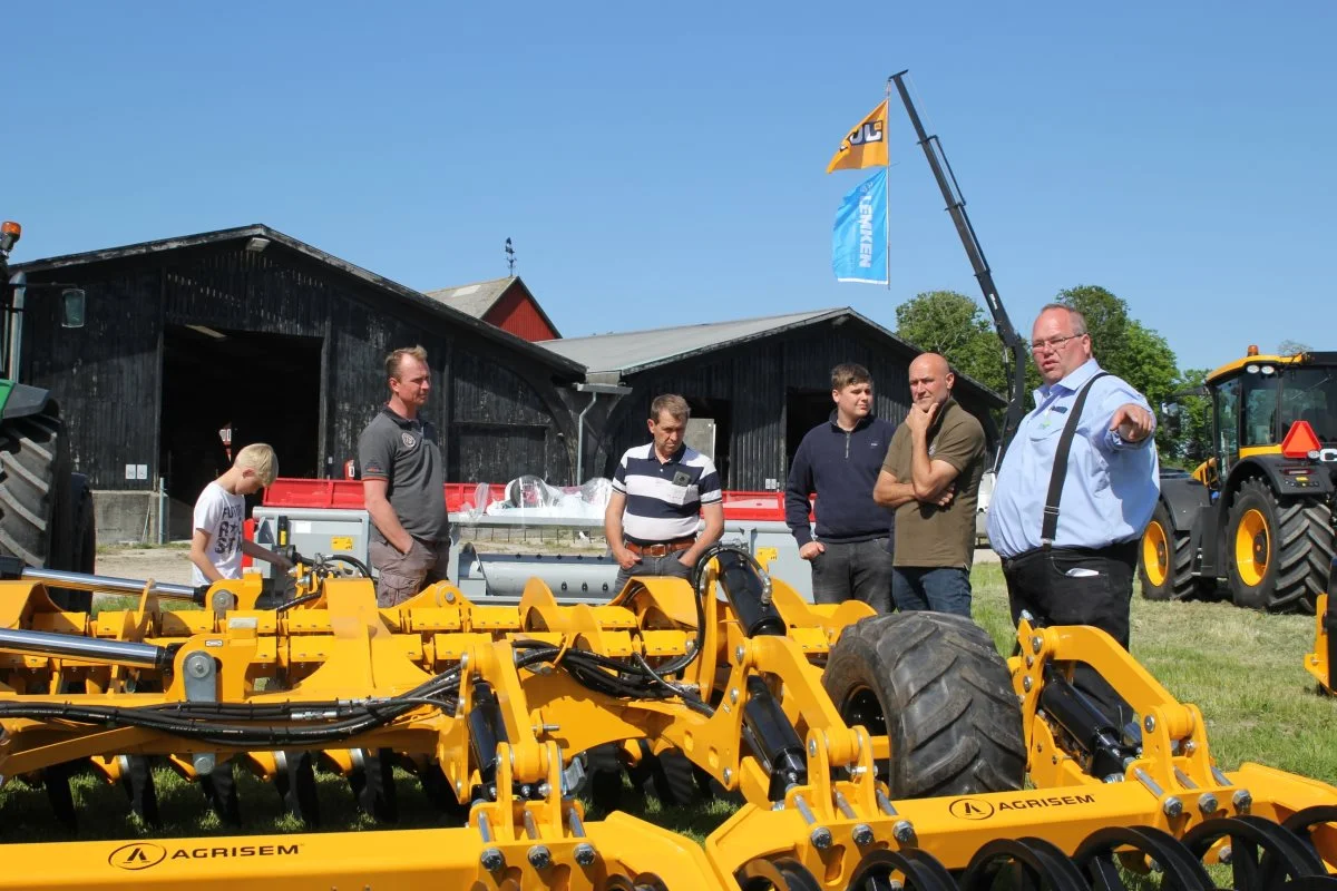 Første stop på FMR Roadshow ’21 var nær Stokkemarke på Lolland, hvor de fremmødte blandt andet kunne møde Thomas Nielsen fra FMR Maskiner (til højre), der er ekspert i produkterne fra Agrisem. Foto: Jesper Hallgren