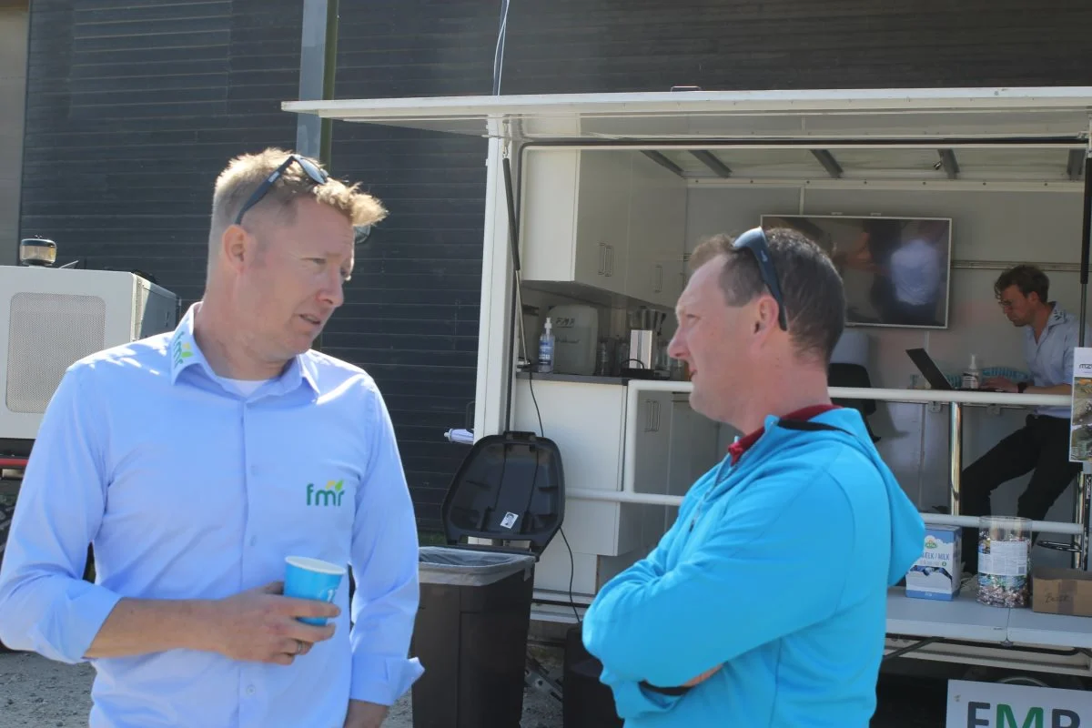 Juni-turnéen gav rig lejlighed til at mødes face-to-face. Her Henrik Rasmussen fra FMR Maskiner (til venstre) og Kristian Nørby Nielsen fra Strube Scandinavia. Foto: Jesper Hallgren