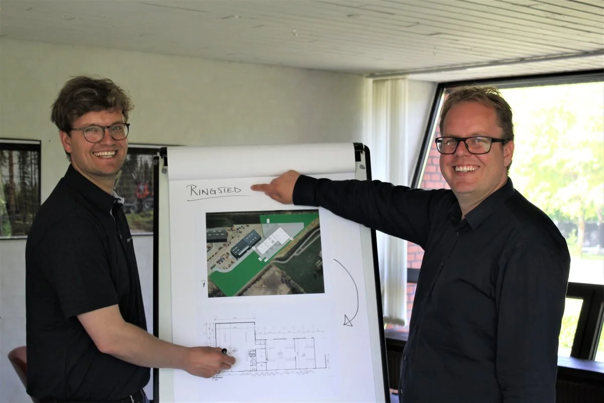 Helms TMT-Centret har købt en 17.000 kvadratmeter stor grund ved siden af firmaets eksisterende grund i Ringsted. Fra venstre ses Jakob og Allan Helms, medejere af Helms TMT-Centret, under planlægningen af de sidste detaljer i firmaets kommende sjællandske domicil.
