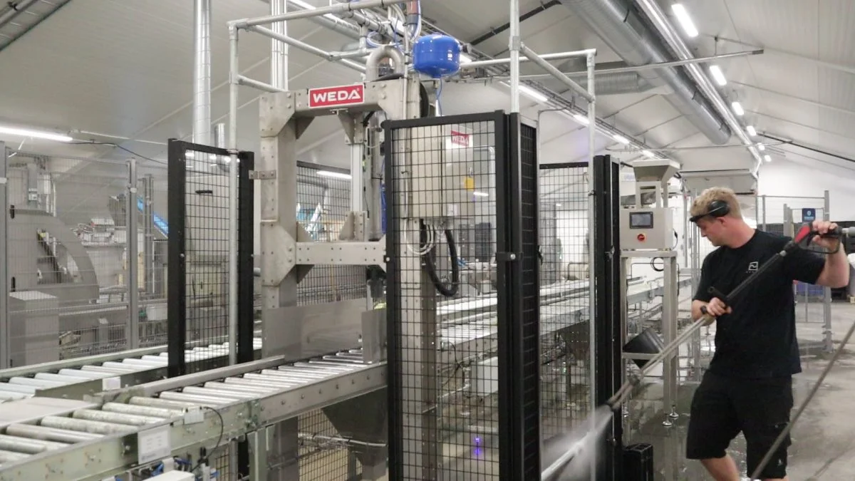 Enorm Biofactorys nuværende forsøgsfabrik lidt vest for Horsens producerer lige nu foder i en mindre skala til opdrætsfisk og til kæledyr på basis af mel og olie fra sorte soldaterfluelarver, som knuses og tørres.