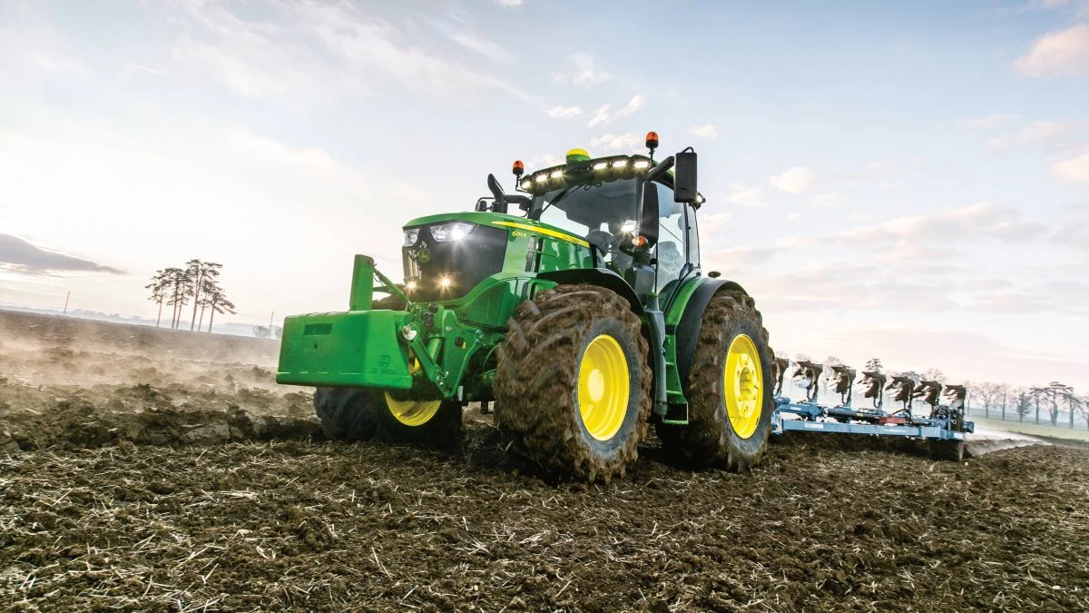 John Deere fører an på alle tre statistikker, vi holder øje med. Månedsstatistikken, år til dato og traktorsalget i 200-hk segmentet og derover. Dog tager Case IH førstepladsen på statistikken over Danmarks mest solgte traktormodel, som er Puma 240 CVX-modellen, der i flere år har ligget nummer ét i Danmark. John Deere har solgt 28 traktorenheder i maj måned, New Holland 19, Case IH 14, Massey-Ferguson 12, Valtra 10, Claas og Fendt hver 4, McCormick 3, Deutz-Fahr 2. Arkivfoto