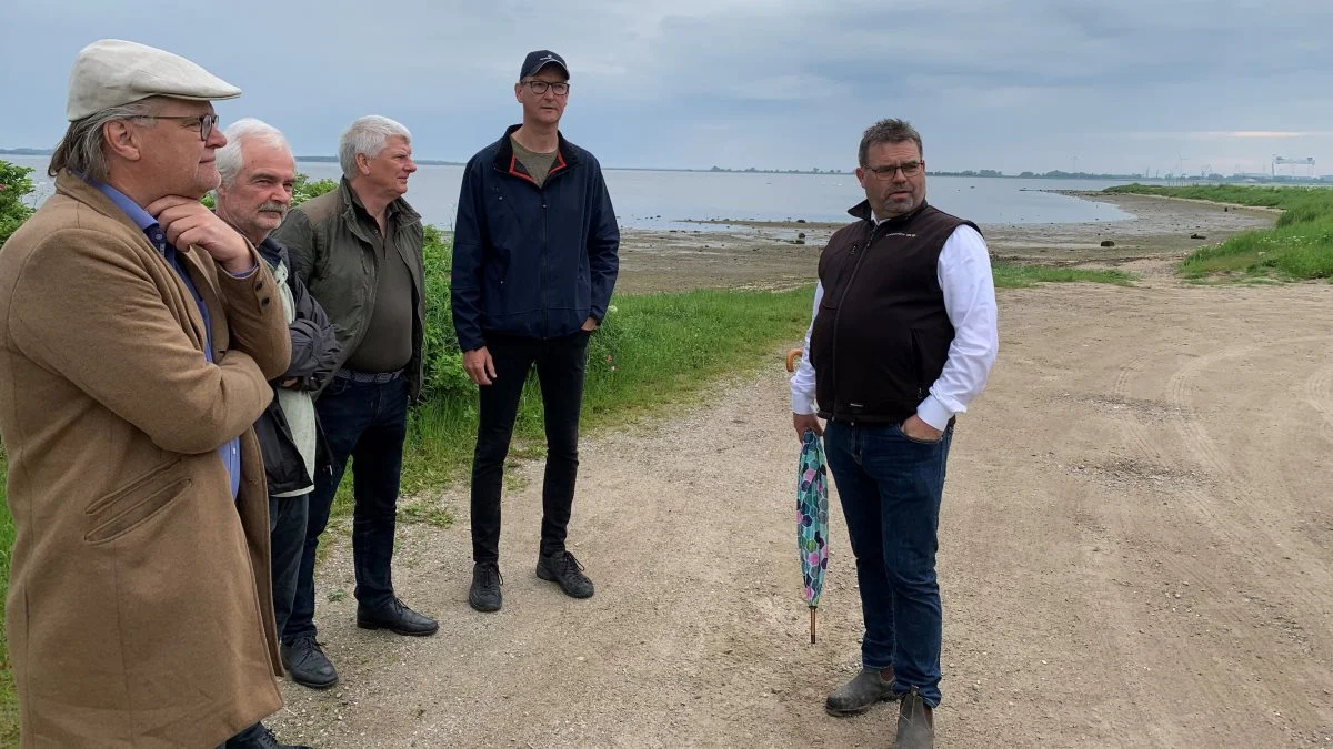 Fællesskabet skal ifølge parterne resultere i varige ændringer i Odense Fjord. 
Fra venstre ses den fynske DN-formand Leo Jensen, SDU-lektor Mogens Flindt, Thomas B. Jørgensen, Odense Renovation, Mads Leth, VandCenterSyd og initiativtager landboformand Torben Povlsen, L&F Centrovice. Foto Jacob Lund-Larsen  
