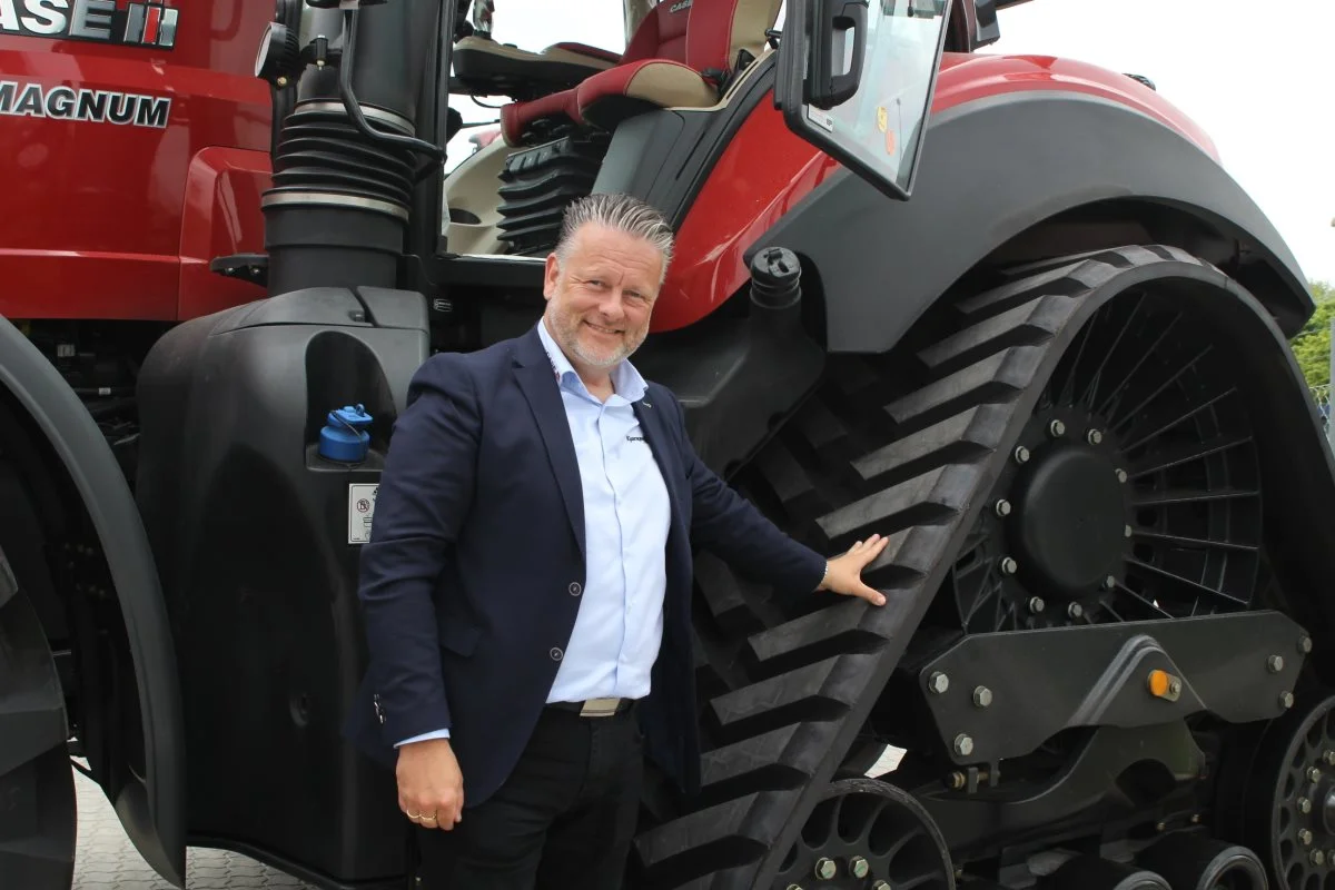 Brian Storgaard, salgsregionschef for SDK Vest, fortalte, at rowtrac giver en større trædeflade, og traktoren nærmest flyder hen over jorden. Foto: Jesper Hallgren