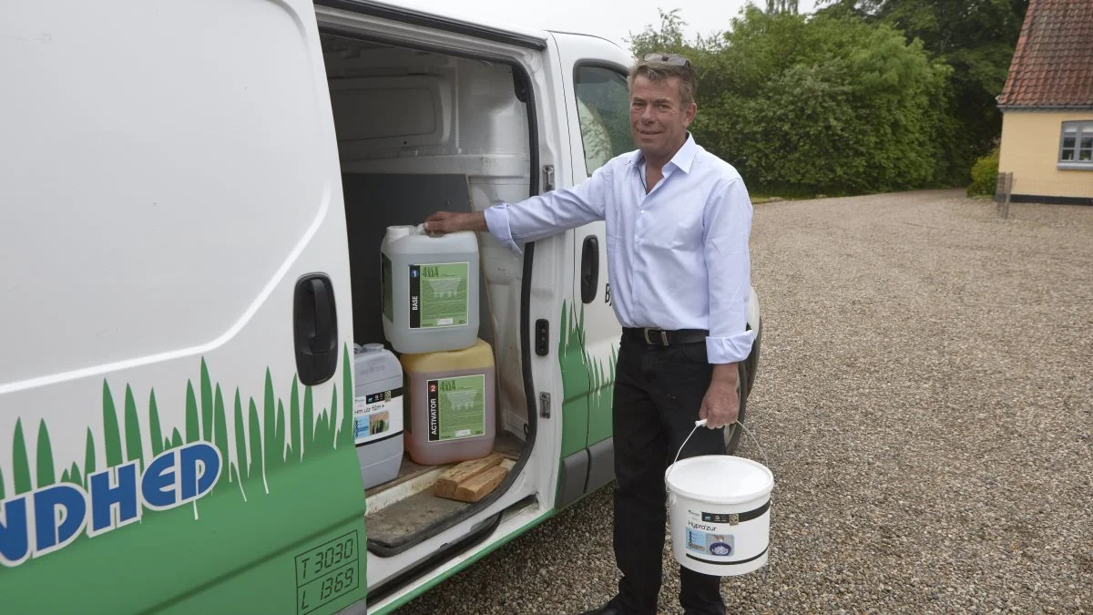 Fra hjemadressen ved Nyborg kører Bjørn Østergaard Nielsen ud med produkter til mælkeproducenter øst for Lillebælt og et område på den anden side af Lillebæltsbroen. Og giver også gerne et råd med på vejen gennem sin erfaring gennem tolv år som forhandler og før den tid som mælkeproducent. Foto: Erik Hansen 