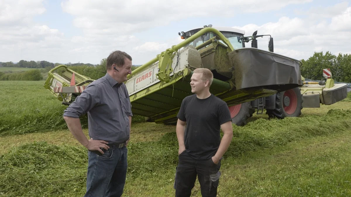 Jeppe Knudsen (th), der er pilot på det nye butterflysæt, ses her sammen med salgskonsulent Søren Bollesen fra Ringe Maskinforretning, som netop har leveret den 9,2 meter skårlægger og en 12,5 meter Claas til den østfynske maskinstation.