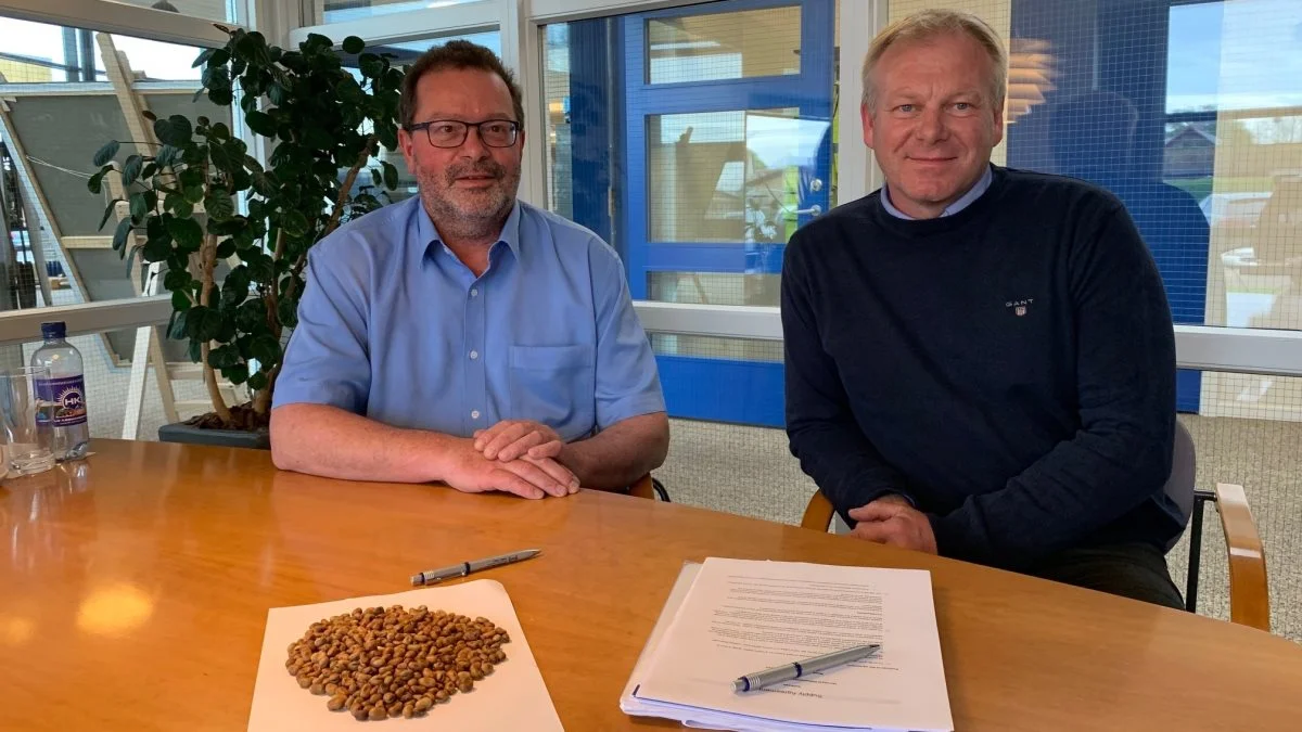 Partnerskabsaftalen er netop underskrevet af Lars Dahl Laursen, administrerende direktør på den nye proteinfabrik (t.v.) og Henrik Hedegaard, administrerende direktør i Hornsyld Købmandsgaard.