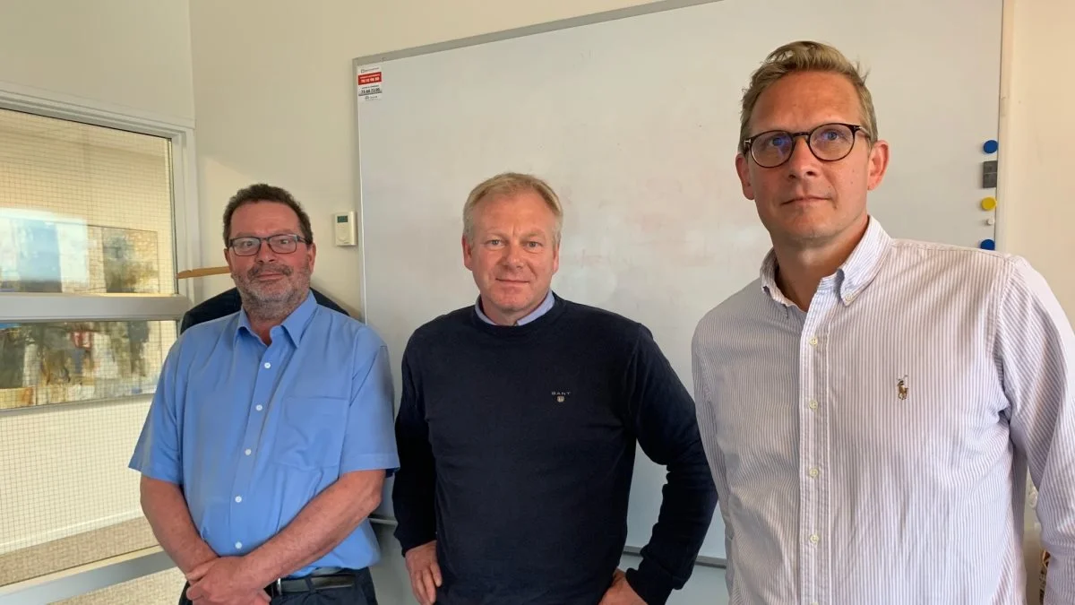 Markedet for plantebaserede fødevarer er stigende, og det skaber et stort behov for proteinrige afgrøder til produktion af ingredienser til fødevareindustrien. Fra venstre Lars Dahl Laursen, direktør på den nye fabrik, Henrik Hedegaard, direktør i Hornsyld Købmandsgaard og Nicolai Winding, bestyrelsesmedlem i selskabet bag den kommende fabrik.

