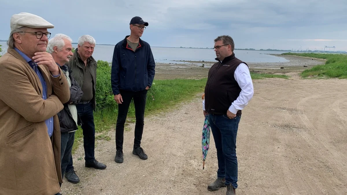 Fællesskabet skal ifølge parterne resultere i varige ændringer i Odense Fjord. 
Fra venstre ses den fynske DN-formand Leo Jensen, SDU-lektor Mogens Flindt, Thomas B. Jørgensen, Odense Renovation, Mads Leth, VandCenterSyd og initiativtager landboformand Torben Povlsen, L&F Centrovice. Fotos: Morten Knudsen, Pegasus Reklame & Marketing
